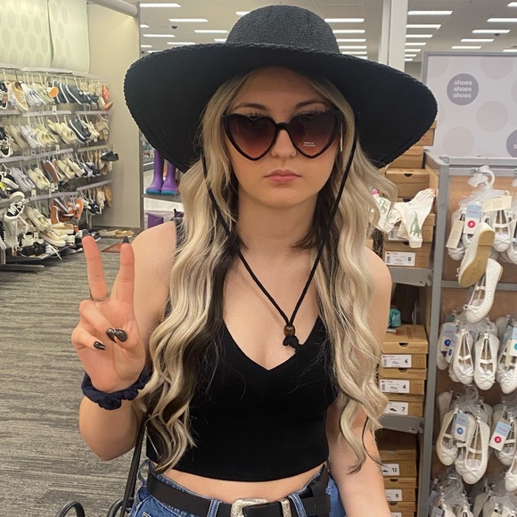 Meet your Posher, Chloe - Picture 7 of 7